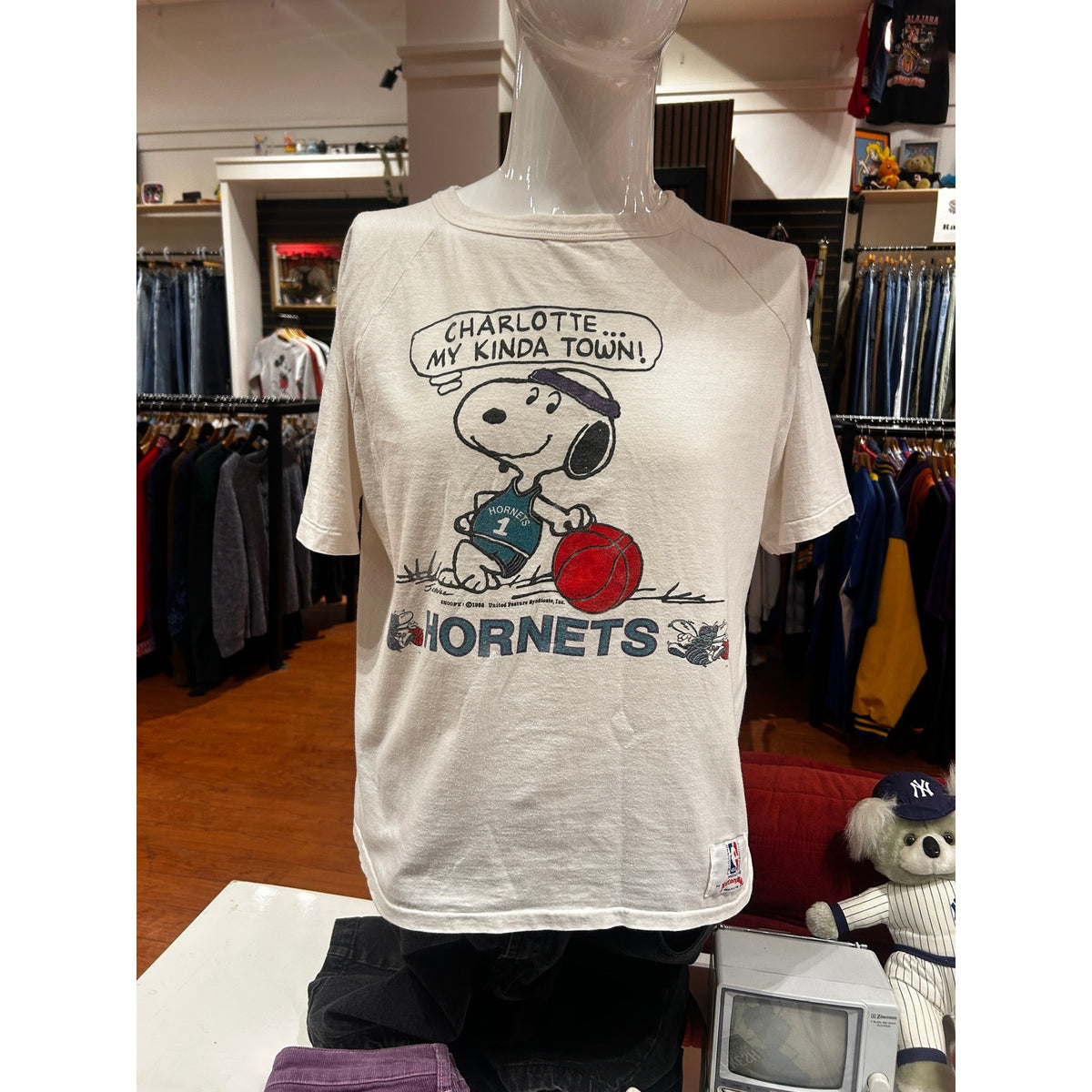 90s NBA Snoopy "Charlotte My Kinda Town!" Charlotte Hornets Single Stitch White Shirt Size Large